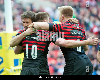 Londra, Regno Unito. 22 Mar, 2014. Saraceni" Owen Farrell festeggia con i compagni di team dopo il punteggio durante la Aviva Premiership partita di rugby tra Saraceni e arlecchini allo Stadio di Wembley Credito: Azione Sport Plus/Alamy Live News Foto Stock