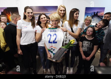 Gdansk, Polonia 22nd, Marzo 2014 Polacco la famosa attrice Katarzyna Figura (c) compleanno festeggiato in Gdansk. Durante le celebrazioni Figura aprì la sua mostra di fotografia di nome 'Momenty' (momenti) presentando la nascente foto di mare. Foto Stock