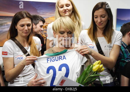 Gdansk, Polonia 22nd, Marzo 2014 Polacco la famosa attrice Katarzyna Figura (c) compleanno festeggiato in Gdansk. Durante le celebrazioni Figura aprì la sua mostra di fotografia di nome 'Momenty' (momenti) presentando la nascente foto di mare. Foto Stock