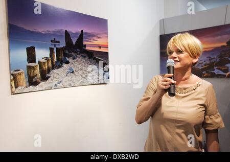 Gdansk, Polonia 22nd, Marzo 2014 Polacco la famosa attrice Katarzyna Figura (c) compleanno festeggiato in Gdansk. Durante le celebrazioni Figura aprì la sua mostra di fotografia di nome 'Momenty' (momenti) presentando la nascente foto di mare. Foto Stock