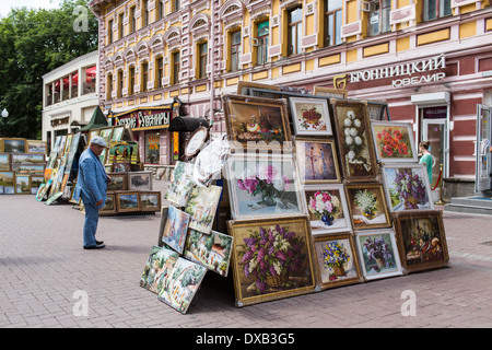 I turisti passano le opere in vendita in Arbat street, Mosca, Russia Foto Stock