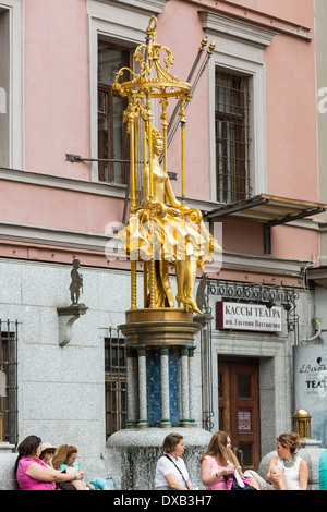 I turisti alla principessa Turandot Fontana Vecchia Arbat Street, Mosca, Russia Foto Stock