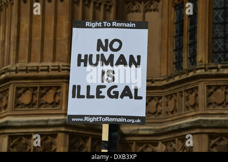 Londra Inghilterra, 22 marzo 2014 : migliaia di manifestanti da tutte le nazionalità Regno Stand fino alla lotta contro il razzismo e il fascismo in cantiere del Parlamento europeo a Londra. Foto di vedere Li/ Alamy Live News Foto Stock