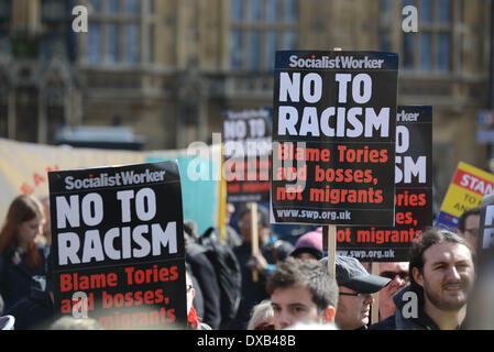 Londra Inghilterra, 22 marzo 2014 : migliaia di manifestanti da tutte le nazionalità united we stand fino alla lotta contro il razzismo e il fascismo in cantiere del Parlamento europeo a Londra. Foto di vedere Li/ Alamy Live News Foto Stock