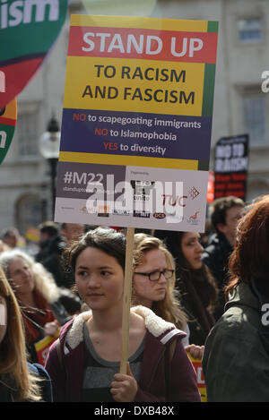 Londra Inghilterra, 22 marzo 2014 : migliaia di manifestanti da tutte le nazionalità united we stand fino alla lotta contro il razzismo e il fascismo in cantiere del Parlamento europeo a Londra. Foto di vedere Li/ Alamy Live News Foto Stock