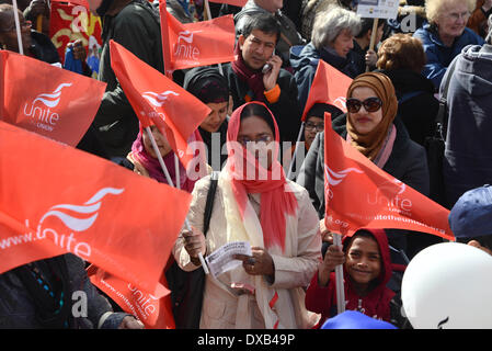 Londra Inghilterra, 22 marzo 2014 : migliaia di manifestanti da tutte le nazionalità united we stand fino alla lotta contro il razzismo e il fascismo in cantiere del Parlamento europeo a Londra. Foto di vedere Li/ Alamy Live News Foto Stock