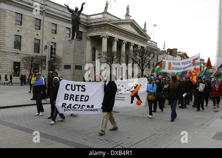 Dublino, Irlanda. Il 22 marzo 2014. Gli attivisti marzo passato l'Ufficio Generale delle Poste (GPO) e Jim Larkin statua. Attivisti provenienti da diverse organizzazioni uniti nella celebrazione dell'ONU Anti-Racism giorno 2014 a Dublino. La celebrazione sotto il motto "stand fino al razzismo, celebrare la diversità" faceva parte di una comunità ampia giornata di azione contro il razzismo. Credito: Michael Debets/Alamy Live News Foto Stock