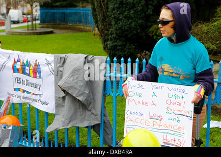 Dublino, Irlanda. Il 22 marzo 2014. Un attivista è raffigurato. Attivisti provenienti da diverse organizzazioni uniti nella celebrazione dell'ONU Anti-Racism giorno 2014 a Dublino. La celebrazione sotto il motto "stand fino al razzismo, celebrare la diversità" faceva parte di una comunità ampia giornata di azione contro il razzismo. Credito: Michael Debets/Alamy Live News Foto Stock