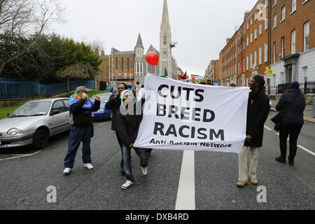 Dublino, Irlanda. Il 22 marzo 2014. Gli attivisti marzo giù Parnell Square. Attivisti provenienti da diverse organizzazioni uniti nella celebrazione dell'ONU Anti-Racism giorno 2014 a Dublino. La celebrazione sotto il motto "stand fino al razzismo, celebrare la diversità" faceva parte di una comunità ampia giornata di azione contro il razzismo. Credito: Michael Debets/Alamy Live News Foto Stock