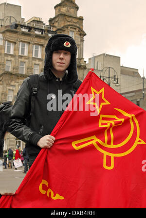 Glasgow, Scotland, Regno Unito. Il 22 marzo 2014. Lotta contro il razzismo marzo e dimostrazione svoltasi a George Square, Glasgow, Scotland, Regno Unito, con una sfilata attraverso il centro della città strade. La manifestazione è stata organizzata dal ramo scozzese di 'Uniti contro il fascismo' per celebrare le Nazioni Unite Anti-Fascism giornata con molti gruppi di interesse e AAMER ANWAR, un prominente uguaglianze avvocato prendendo parte Credito: Findlay/Alamy Live News Foto Stock