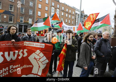 Dublino, Irlanda. Il 22 marzo 2014. Gli attivisti hanno assemblato fuori tramite la Banca centrale irlandese. Attivisti provenienti da diverse organizzazioni uniti nella celebrazione dell'ONU Anti-Racism giorno 2014 a Dublino. La celebrazione sotto il motto "stand fino al razzismo, celebrare la diversità" faceva parte di una comunità ampia giornata di azione contro il razzismo. Credito: Michael Debets/Alamy Live News Foto Stock