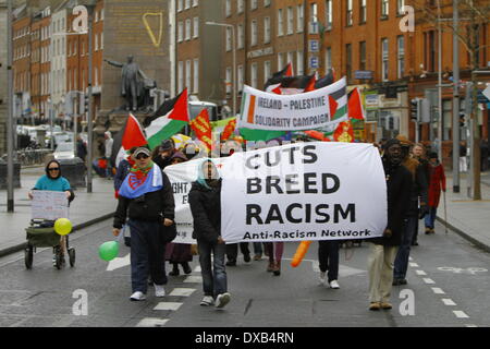 Dublino, Irlanda. Il 22 marzo 2014. Gli attivisti marzo verso il basso O'Connell Street. Attivisti provenienti da diverse organizzazioni uniti nella celebrazione dell'ONU Anti-Racism giorno 2014 a Dublino. La celebrazione sotto il motto "stand fino al razzismo, celebrare la diversità" faceva parte di una comunità ampia giornata di azione contro il razzismo. Credito: Michael Debets/Alamy Live News Foto Stock