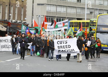 Dublino, Irlanda. Il 22 marzo 2014. Gli attivisti marzo attraverso il centro di Dublino, portante un banner che recita 'Tagli razza razzismo". Attivisti provenienti da diverse organizzazioni uniti nella celebrazione dell'ONU Anti-Racism giorno 2014 a Dublino. La celebrazione sotto il motto "stand fino al razzismo, celebrare la diversità" faceva parte di una comunità ampia giornata di azione contro il razzismo. Credito: Michael Debets/Alamy Live News Foto Stock