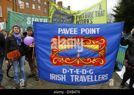 Dublino, Irlanda. Il 22 marzo 2014. Un banner dal punto Pavee, i viaggiatori irlandese organizzazione è raffigurato. Attivisti provenienti da diverse organizzazioni uniti nella celebrazione dell'ONU Anti-Racism giorno 2014 a Dublino. La celebrazione sotto il motto "stand fino al razzismo, celebrare la diversità" faceva parte di una comunità ampia giornata di azione contro il razzismo. Credito: Michael Debets/Alamy Live News Foto Stock