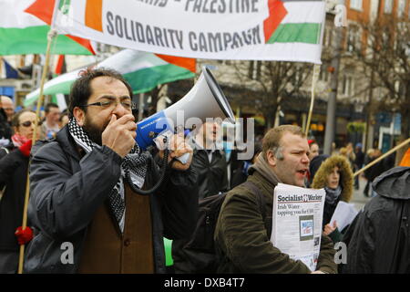 Dublino, Irlanda. Il 22 marzo 2014. Un attivista grida slogan attraverso un megafono alla marcia di protesta. Attivisti provenienti da diverse organizzazioni uniti nella celebrazione dell'ONU Anti-Racism giorno 2014 a Dublino. La celebrazione sotto il motto "stand fino al razzismo, celebrare la diversità" faceva parte di una comunità ampia giornata di azione contro il razzismo. Credito: Michael Debets/Alamy Live News Foto Stock