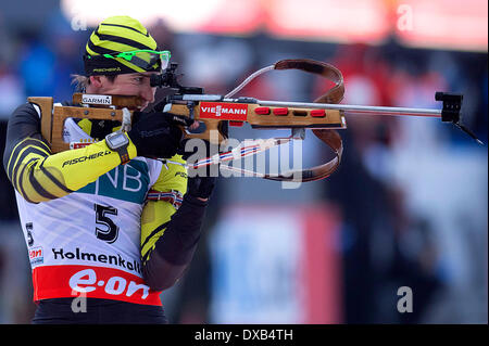 Oslo, Norvegia. Il 22 marzo 2014. E.sulla Coppa del Mondo di Biathlon 2014 Andrejs Rastorgujevs della Lettonia compete in uomini 12,5 km inseguimento durante la Coppa del Mondo di Biathlon a Holmenkollen a Oslo, Norvegia. Credit: Azione Plus immagini di sport/Alamy Live News Foto Stock