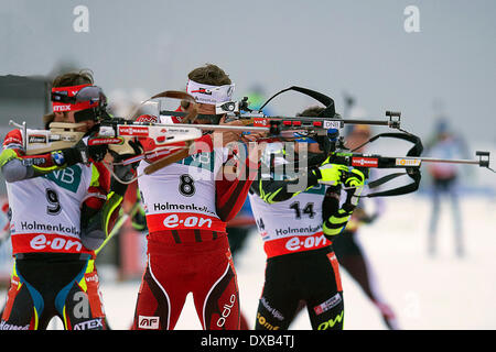Oslo, Norvegia. Il 22 marzo 2014. E.sulla Coppa del Mondo di Biathlon 2014 L-R Evgeniy Garanichehev della Russia, Lars Berger di Norvegia e Jean Guillaume Beatrix di Francia competere negli uomini 12,5 km inseguimento durante la Coppa del Mondo di Biathlon a Holmenkollen a Oslo, Norvegia. Credit: Azione Plus immagini di sport/Alamy Live News Foto Stock