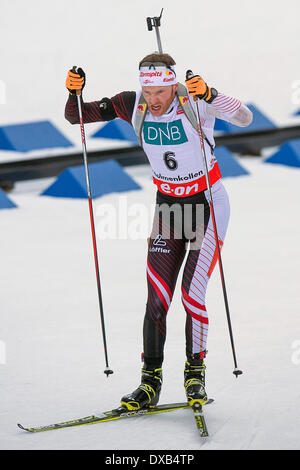 Oslo, Norvegia. Il 22 marzo 2014. E.sulla Coppa del Mondo di Biathlon 2014 Andrejs Rastorgujevs della Lettonia compete in uomini 12,5 km inseguimento durante la Coppa del Mondo di Biathlon a Holmenkollen a Oslo, Norvegia. Credit: Azione Plus immagini di sport/Alamy Live News Foto Stock