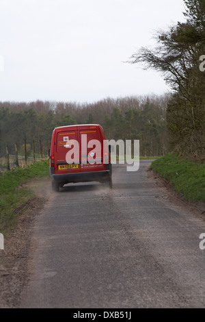 Royal Mail van guidando lungo il vicolo del paese a Dorset in Marzo Foto Stock