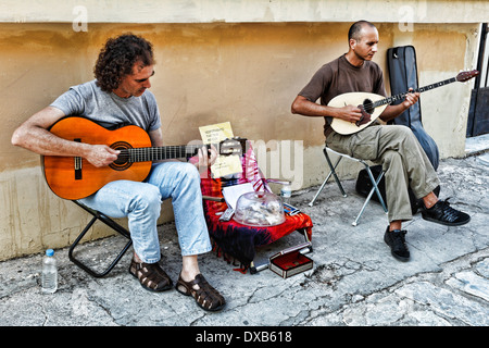 I musicisti a suonare la chitarra e bouzouki in strada di Atene, Grecia Foto Stock