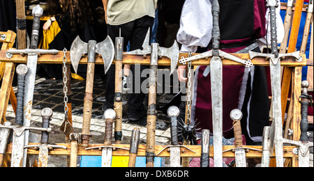 Ax medievale, spade e Antonio armi su una botte, rack a un festival medievale di Brasov Foto Stock