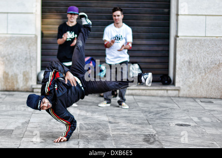 Breakdancers nelle strade di Atene, Grecia Foto Stock