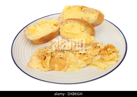 Frittata al formaggio con crostini di pane e burro su una piastra isolata contro bianco Foto Stock