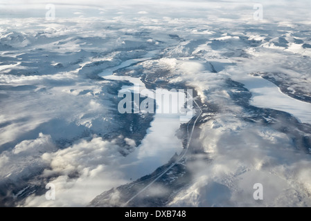 Maestosa veduta aerea di frozen Svezia settentrionale. Alta montagna e congelate di fiumi e laghi con nuvole basse. Foto Stock