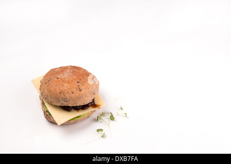 Un formaggio e pickle sandwich made con un granaio seminate/pane marrone bun/torta/bap con un crescione guarnire isolato su bianco(3 di 5) Foto Stock