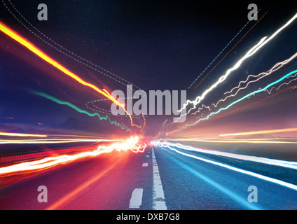 Il traffico urbano sentieri di Luce - Luce percorsi dai mezzi di trasporto - Rush Hour. Foto Stock