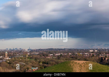 Campi Northala, Northolt, LONDRA, REGNO UNITO, 22 marzo 2014. 30 Secondo una lunga esposizione di un cumulonimbus storm cloud passando al di sopra di Londra centrale, completare con inaspettato fulmine. Credito: Stephen Chung/Alamy Live News Foto Stock