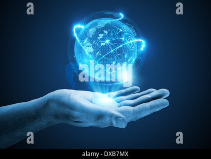 Progettare il futuro. Una mano che tiene una proiezione olografica. Foto Stock