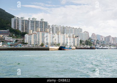 Parte del porto di Yeosu in Corea del sud come visto dal mare Foto Stock