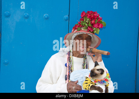Vecchia donna che posano per una foto con il sigaro e cat Old Havana Cuba Foto Stock