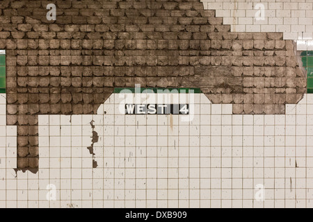 Grimy muro a ovest di quarta stazione della metropolitana di Manhattan, New New York, NY, STATI UNITI D'AMERICA. Foto Stock