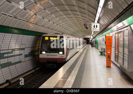 HVV treno alla stazione metropolitana U Messehallen ad Amburgo, in Germania nel mese di febbraio 2014. Foto Stock