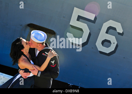 US Navy sailor Spencer Greer baci di sua moglie dopo il ritorno delle visite-missile fregata USS Simpson dopo sei mesi di deployment Marzo 20, 2014 a Mayport, Florida. Foto Stock