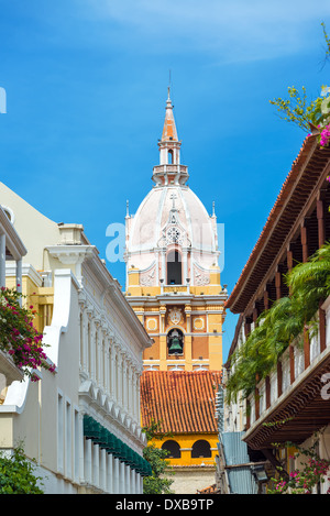 Vista verticale della splendida cattedrale nel centro storico di Cartagena, Colombia Foto Stock