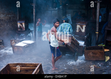 Guide di ghiaccio a Yangon mercato del pesce Foto Stock