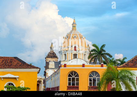 Cupola della chiesa di San Pedro e storici edifici coloniali nel centro di Cartagena, Colombia Foto Stock