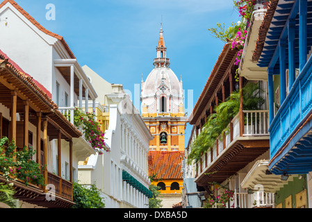 Vista di balconi che conduce alla splendida cattedrale di Cartagena, Colombia Foto Stock