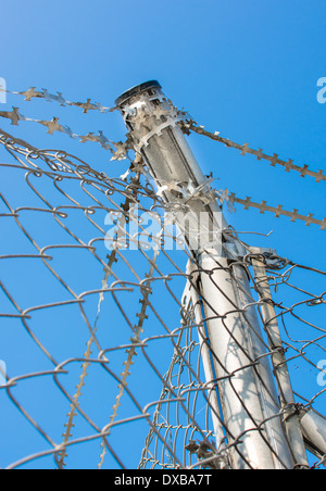 Cavo con spaghatura pericoloso al confine Foto Stock