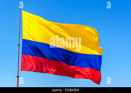 Splendente bandiera colombiana sventolare nel vento insieme contro un bel cielo azzurro Foto Stock