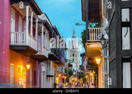 Street View di Cartagena, Colombia dopo il tramonto con una cattedrale visibile in background Foto Stock