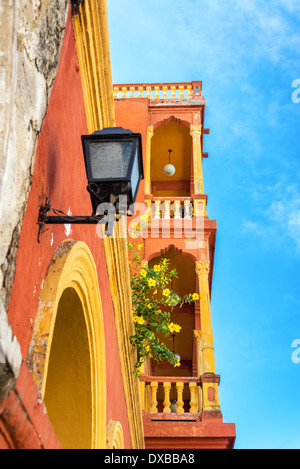 Arancio e giallo balconi nel quartiere di Getsemani nella storica città di Cartagena, Colombia Foto Stock