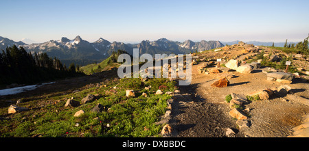 Il Monte Adams è visibile dietro la gamma Tatoosh vista dal Monte Rainier Foto Stock