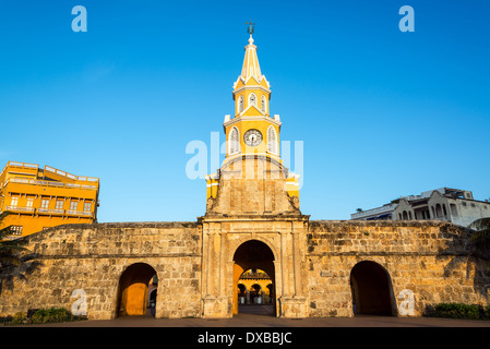 La storica torre dell orologio gate è l'ingresso principale nella città vecchia di Cartagena, Colombia Foto Stock