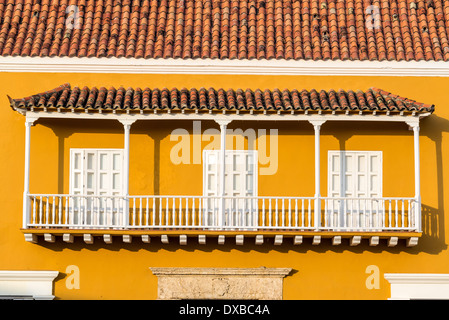 Centro storico di colore giallo e bianco balcone coloniale nel centro di Cartagena, Colombia Foto Stock