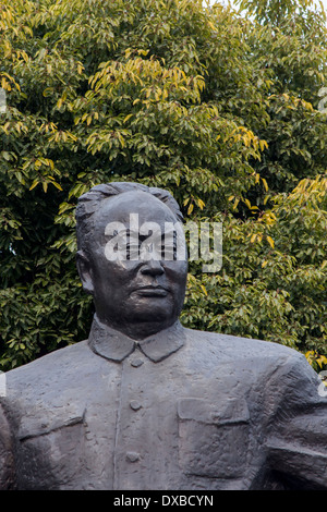 Statua di Chen Yi, primo sindaco di Shanghai Sul Bund a Shanghai Foto Stock