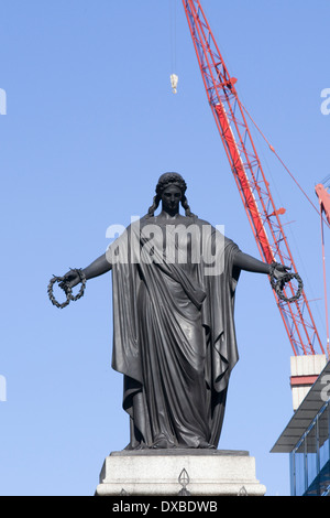 Guerra di Crimea Memorial onore contro un cielo blu e la gru in background Foto Stock